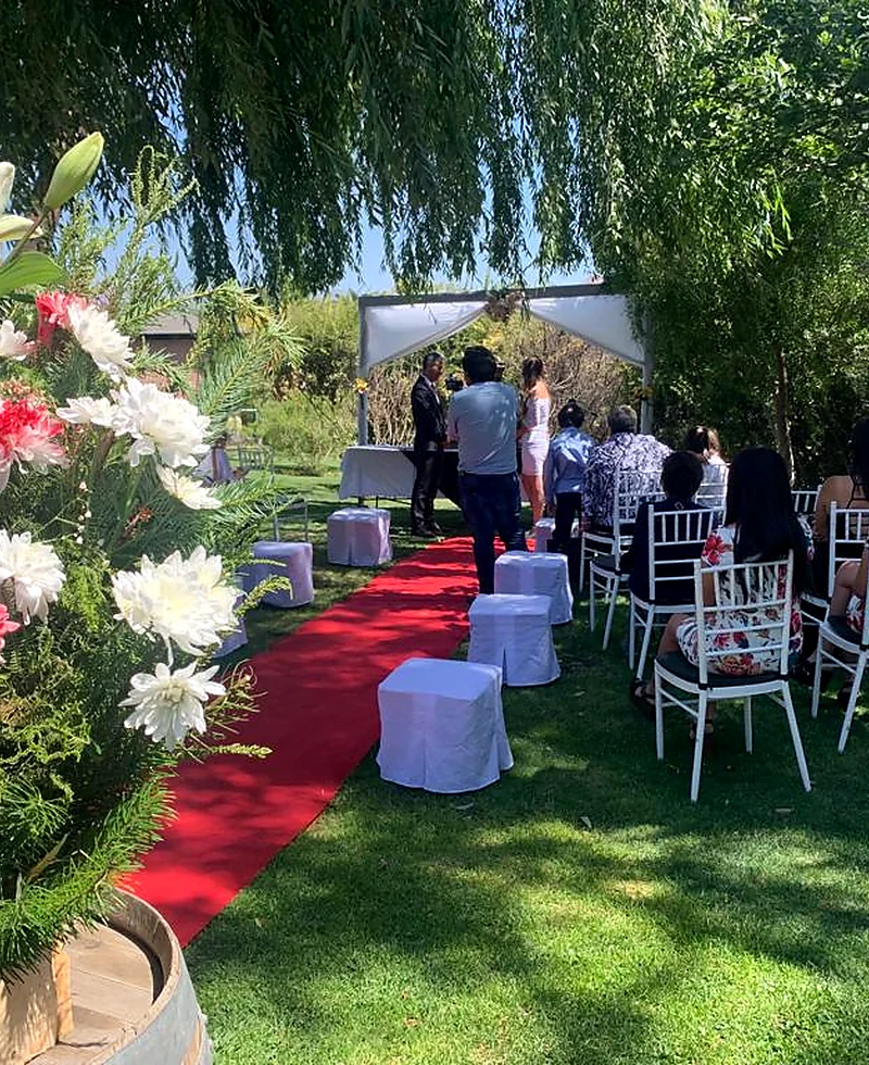 Acceso exterior preparado para recibir una celebración