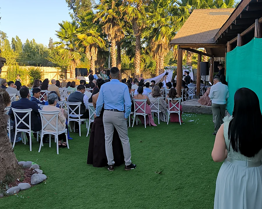 Invitados durante una ceremonia exterior en Ailyn