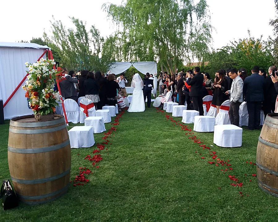 Familias reunidas en una celebración al aire libre