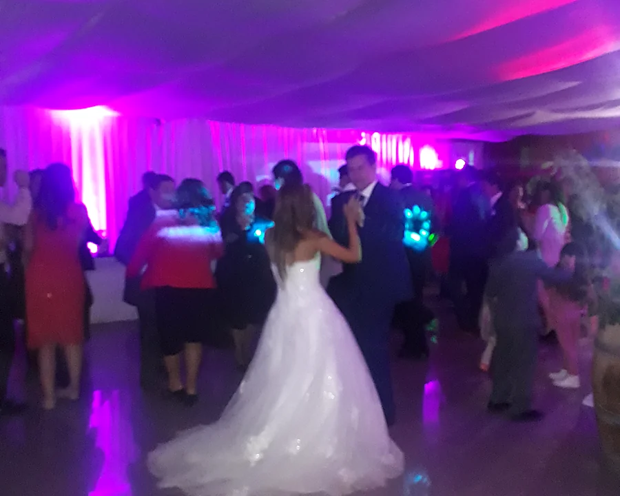 Pareja celebrando su matrimonio en Ailyn