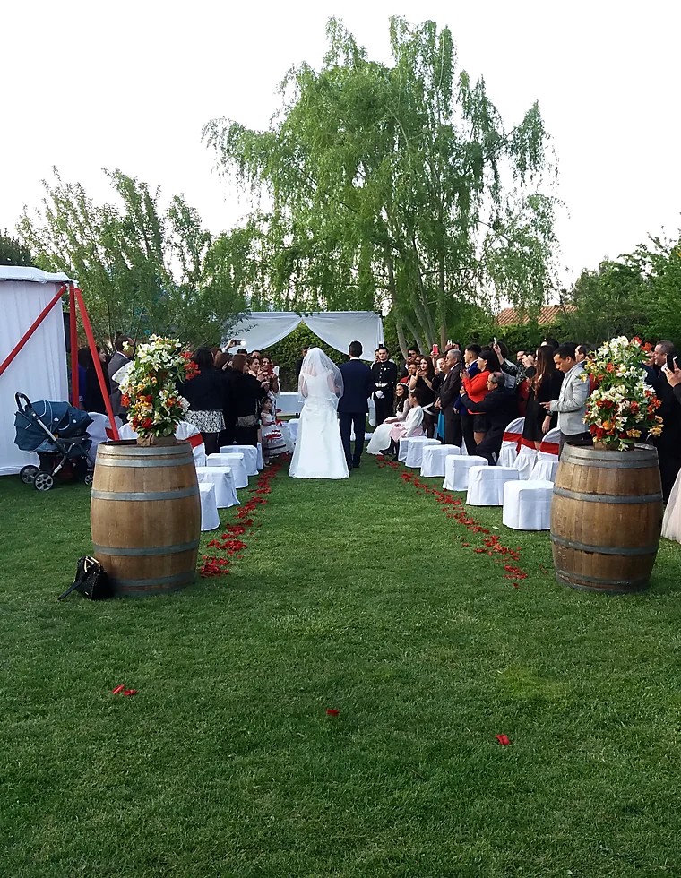 Invitados reunidos en una celebración en Ailyn