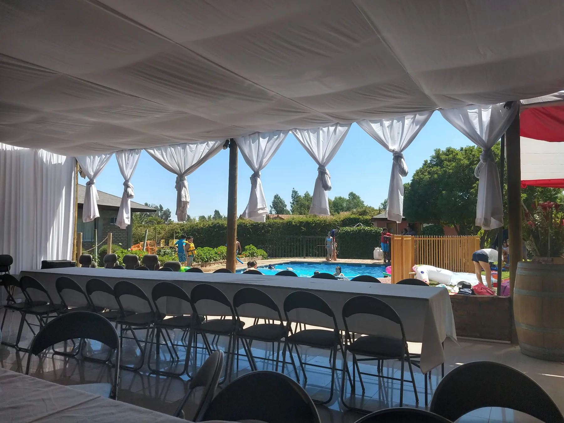 Espacio con sillas y mesas preparado para una presentación en Centro de Eventos Ailyn