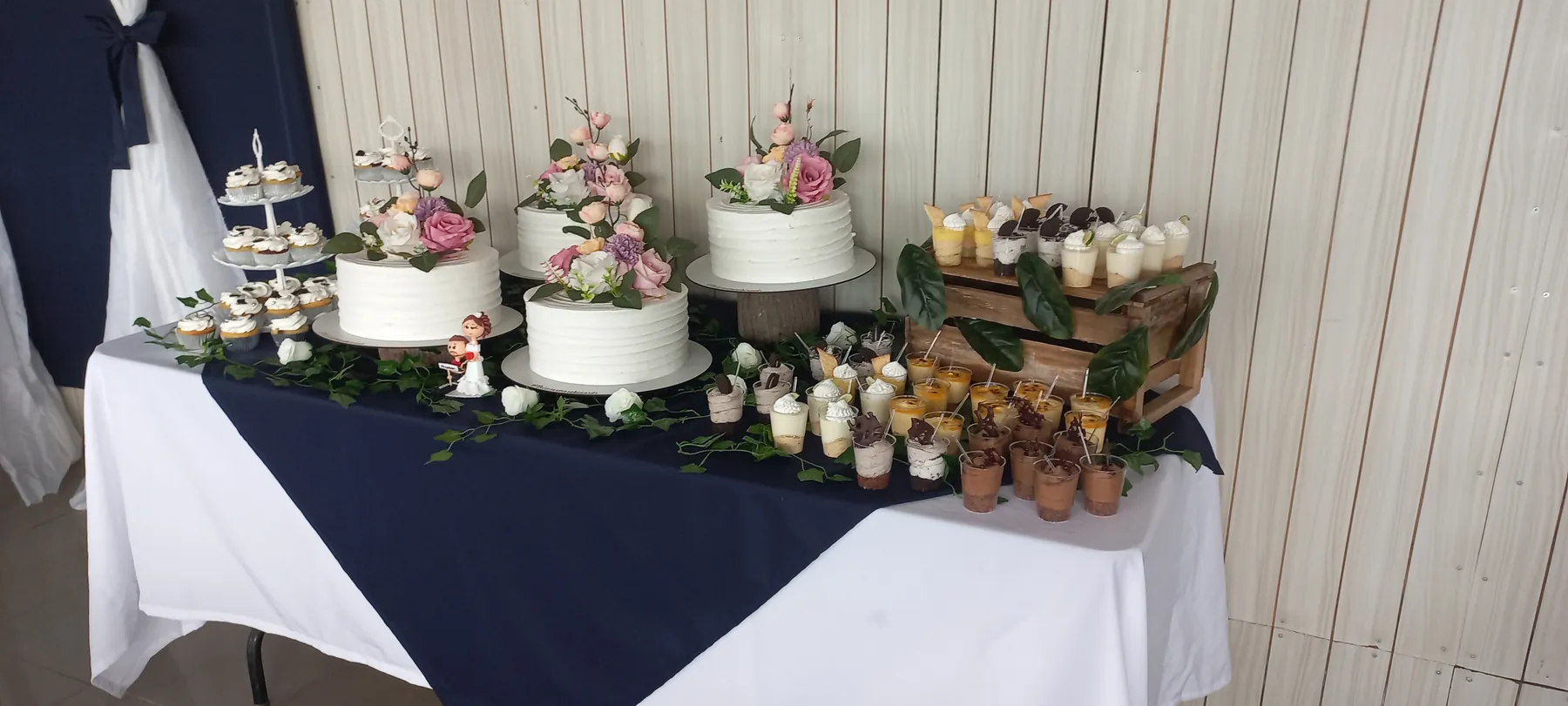 Mesa con preparaciones dulces en Centro de Eventos Ailyn