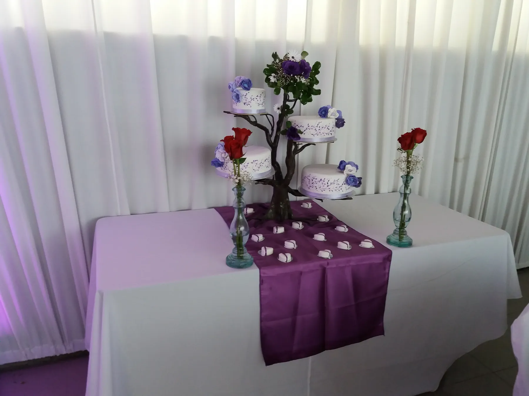 Mesa decorada para bautizo y celebración familiar en Centro de Eventos Ailyn