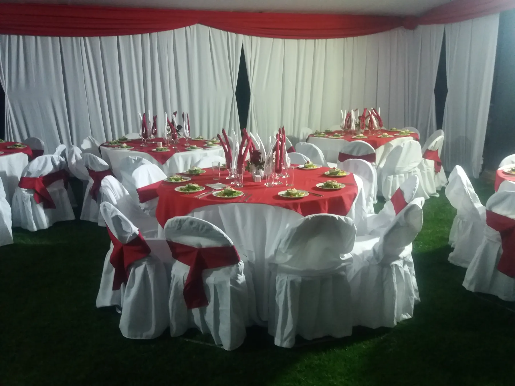 Mesas montadas para una celebración en Centro de Eventos Ailyn