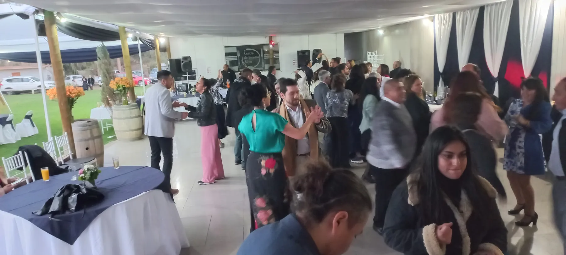 Grupo de adultos en un evento de empresa en Centro de Eventos Ailyn