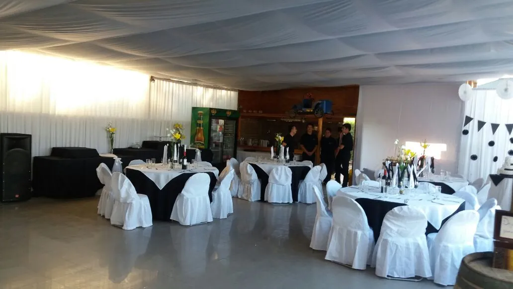 Salón de Ailyn con mesas y sillas preparado para recibir grupos