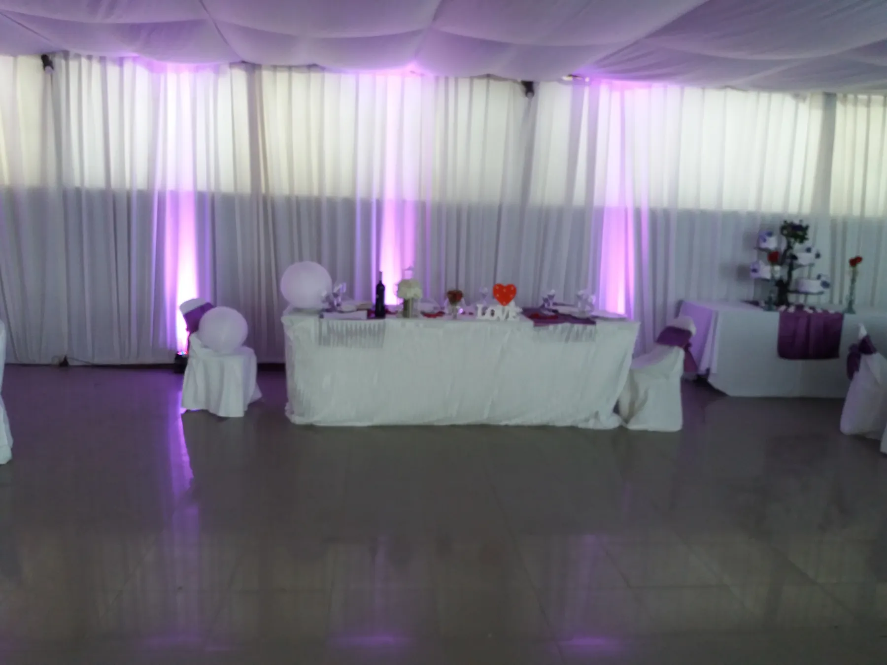 Montaje interior iluminado para un evento en Ailyn