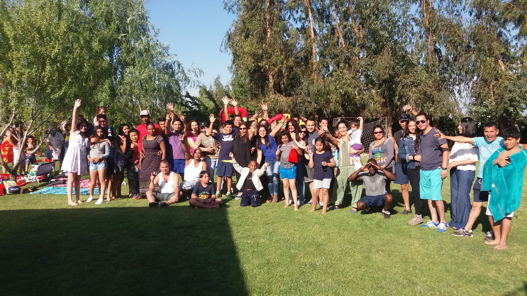 Grupo reunido al aire libre en Ailyn