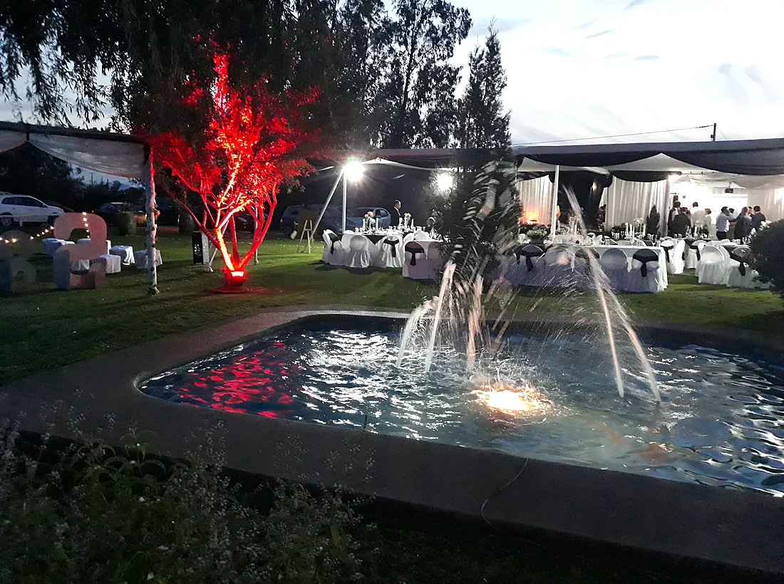 Piscina del recinto durante la noche