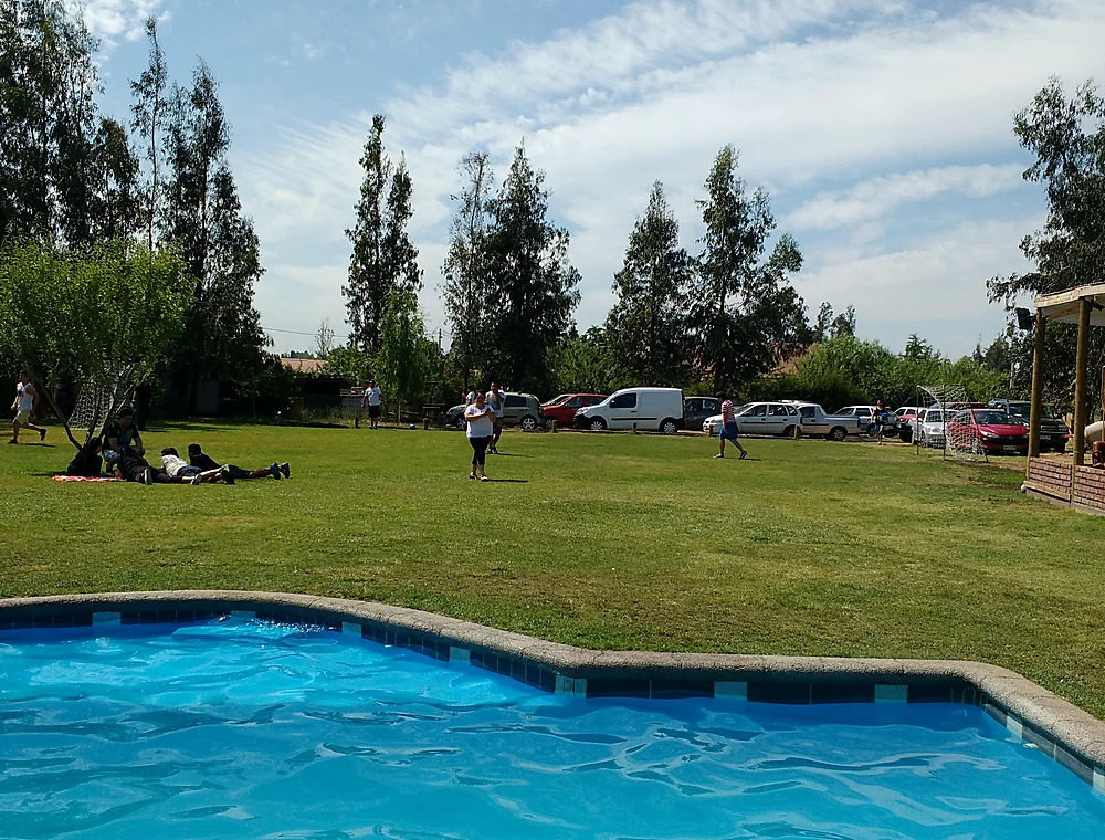 Piscina y áreas verdes del recinto