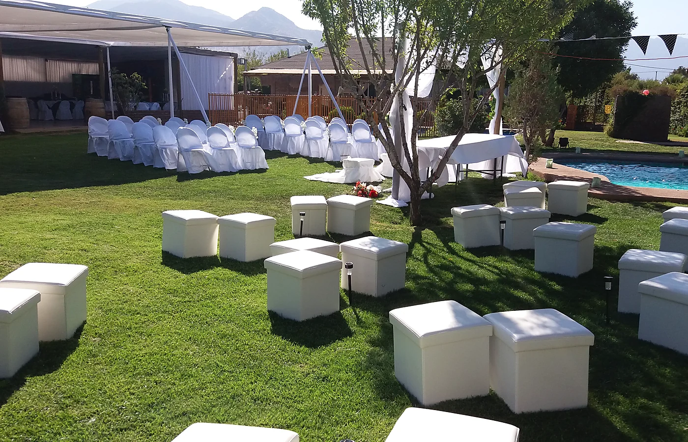 Áreas verdes y montaje exterior de Centro de Eventos Ailyn en Lampa