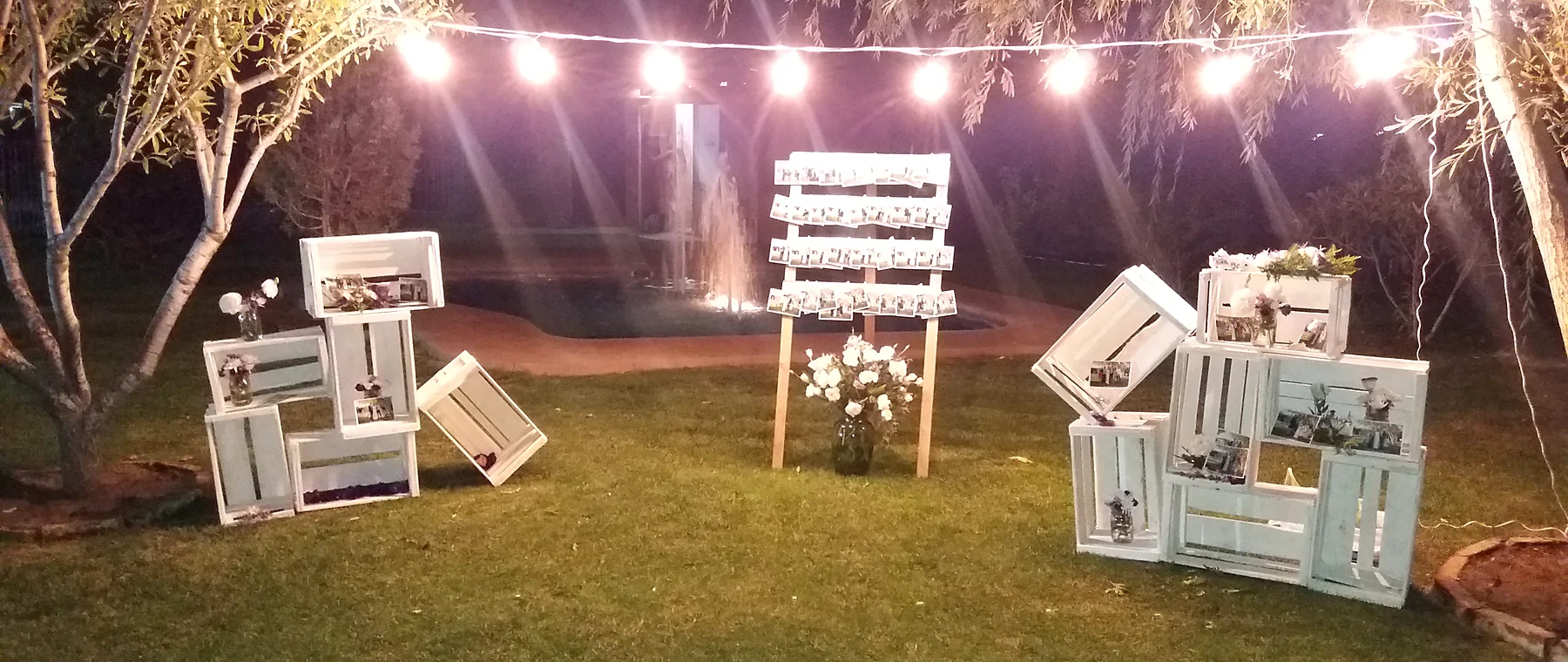 Iluminación cálida en el jardín durante la noche