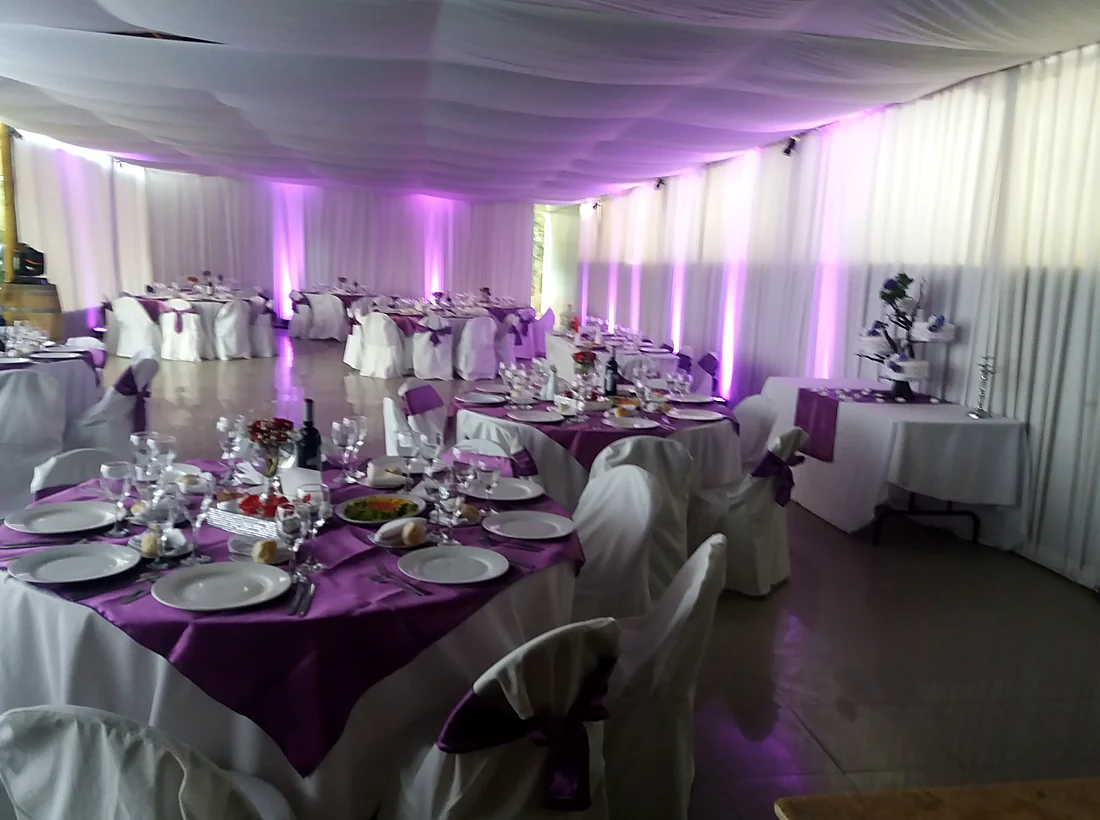 Salón interior dispuesto para una celebración